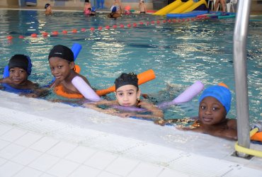 "LES CLASSES BLEUES" À LA PISCINE